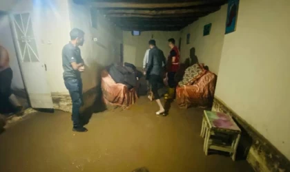 Doğubayazıt'ta sel: evleri su bastı vatandaşlar seferber oldu