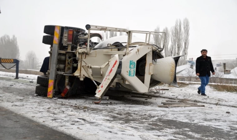 Ağrı'da Devrilen beton mikserinin sürücüsü yaralandı