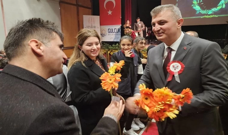 Ali Yıldırım Sezer’den öğretmenlere çiçekli kutlama