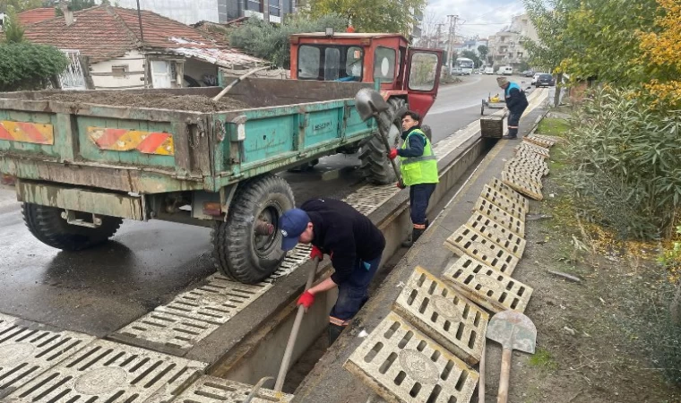 Salihli’de üç mahallede yağmur suyu ızgara temizliği