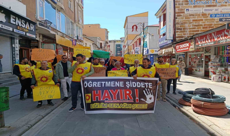 Ağrı’da öğretmenler “Şiddete Dur” demek için bir araya geldi