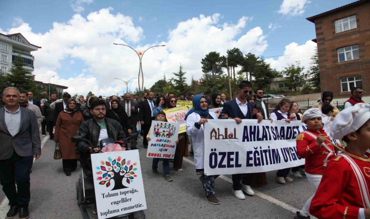 Ahlat’ta engelliler için farkındalık yürüyüşü