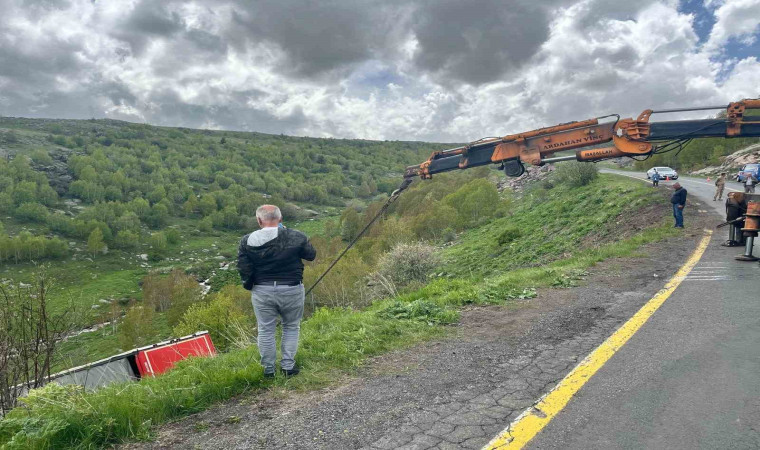 Ardahan’da virajı alamayan tır şarampole yuvarlandı