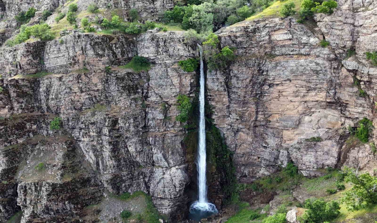 Bitlis’teki Gümüşkanat Şelalesi havadan görüntülendi