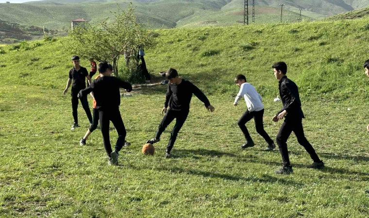 Boş arazide kıran kırana top oynayan gençler futbol sahası istiyor