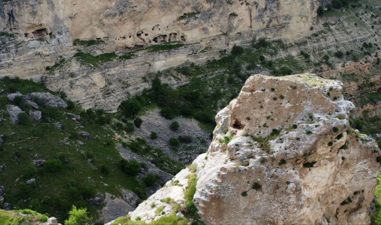 Çıkılması zor olan kayaların zirvesindeki tarihi oyuklar dron ile ilk kez görüntülendi