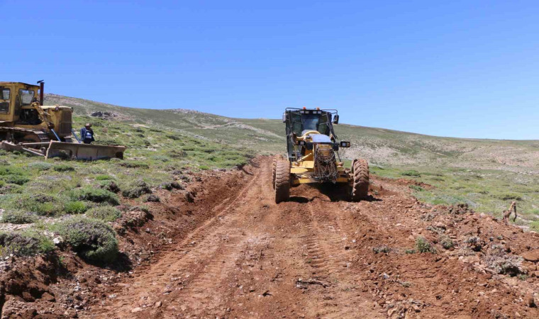 Elazığ’da yayla yolu yapım çalışmaları sürüyor