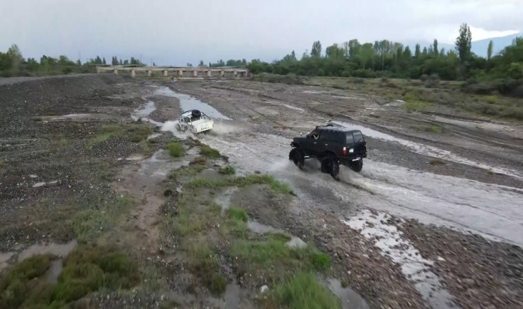 Erzincan’da bol çamurlu derede off road