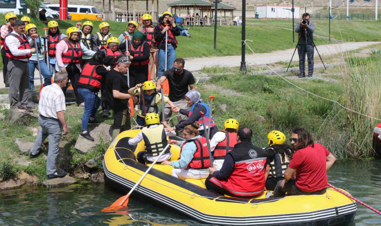 Erzincan’da engelli bireylere yönelik paraşüt ve rafting etkinliği renkli görüntüler oluşturdu