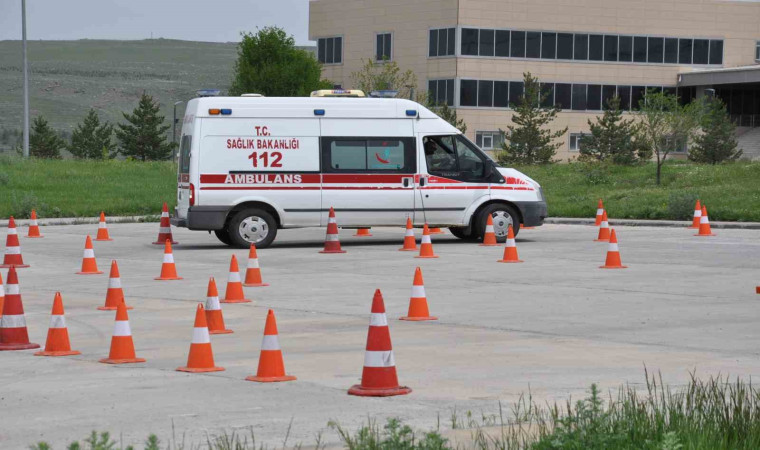 Kars’ta ambulans sürüş eğitimleri nefes kesti