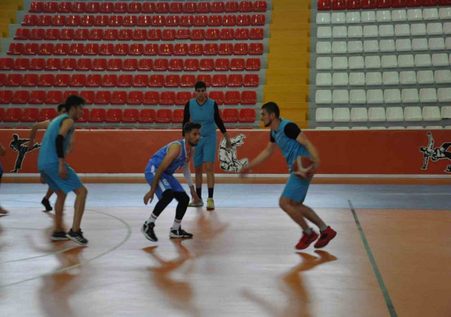 Karsta İller Arası Basketbol Turnuvası nefesleri kesiyor