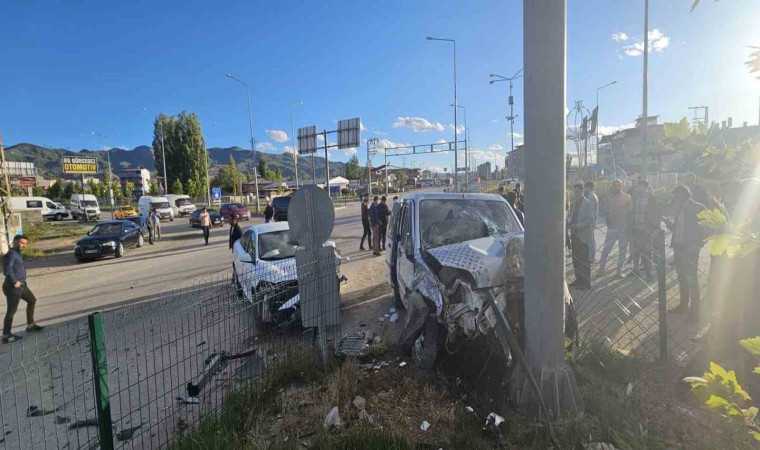 Kırmızı ışıkta geçen sürücü kazaya neden oldu: 4 yaralı