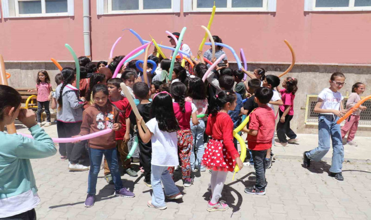 Malatya’da okul okul gezip öğrencileri eğlendiriyorlar