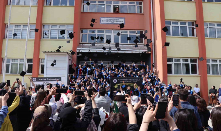 Oltu Meslek Yüksek Okulu’nda mezuniyet coşkusu