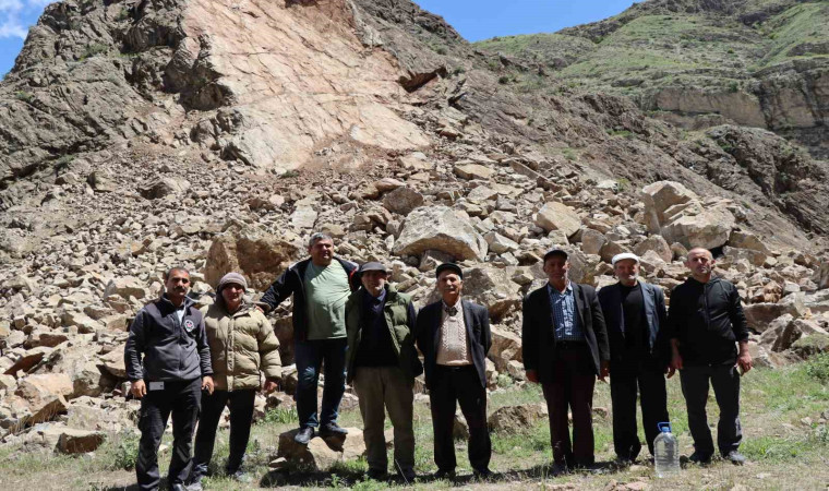 Oltu’da sağanak yağış heyelana neden oldu