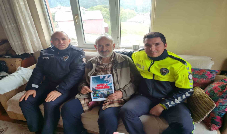 Polis trafik kuralları konusunda vatandaşları bilgilendiriyor