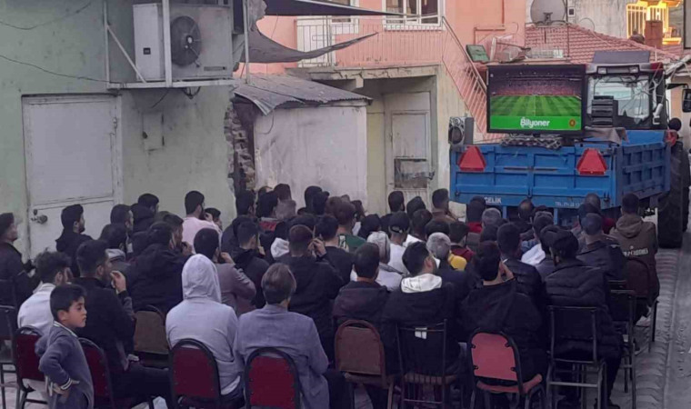 Römork üzerine kurulan televizyondan derbiyi izlediler