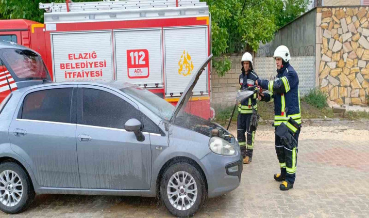 Seyir halindeki araç alev aldı