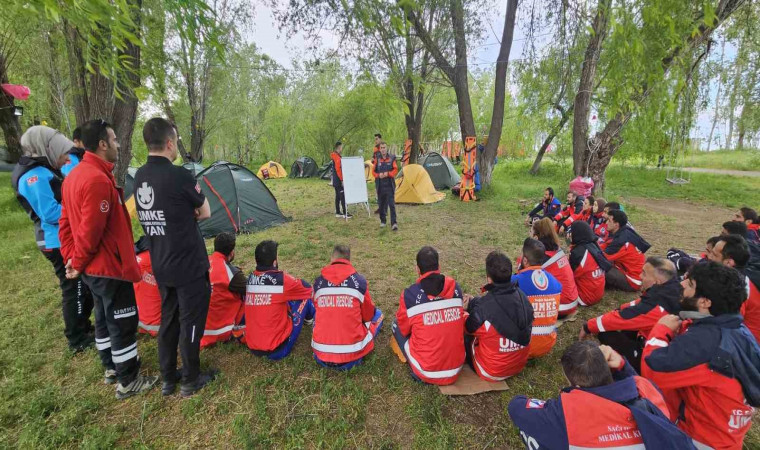 Van’da UMKE gönüllülerine temel eğitim kampı