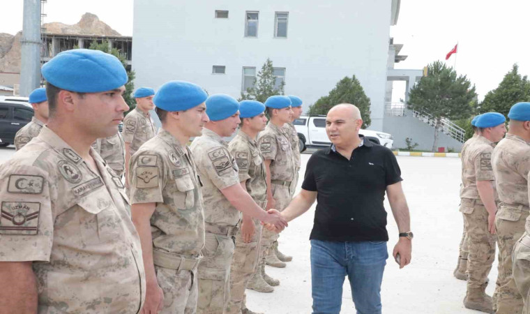 Ağrı Valisi Koç, Doğubayazıt’ta askerlerin Kurban Bayramı’nı kutladı