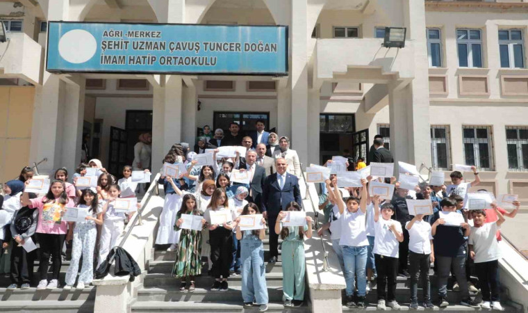 Ağrı’da öğrenciler karnelerini Vali Koç’tan aldı