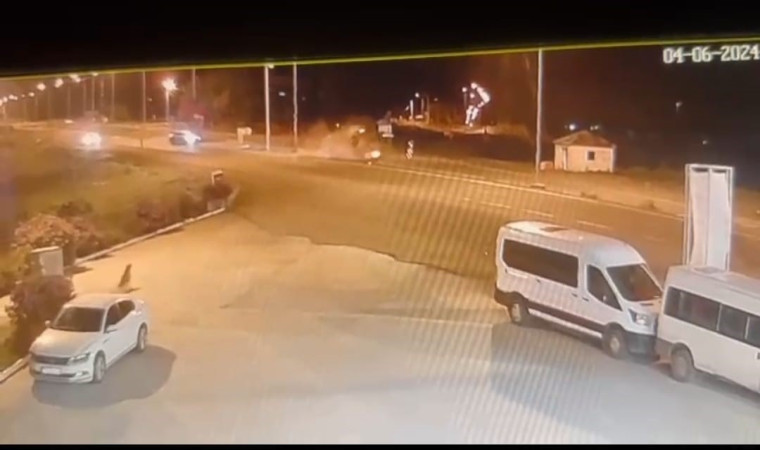 Ardahan’da önündeki araca çarpan otomobil böyle takla attı: 2 yaralı