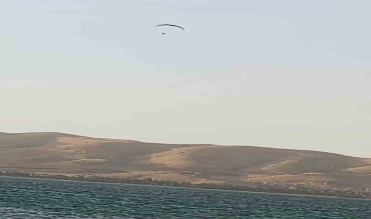 Elazığ’da yamaç paraşütü yapan şahıs, ani rüzgar nedeni ile sürüklenerek göle düştü