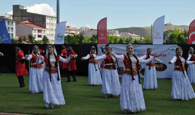 Kars’ta halk oyunları rüzgarı esti