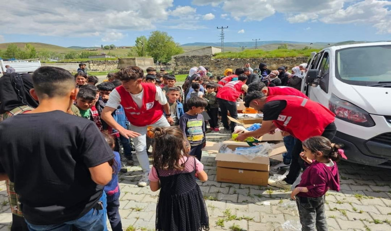 Kızılay Ağrı’da Kurban Bayramı’nda yüzlerce aileye yardım eli uzattı