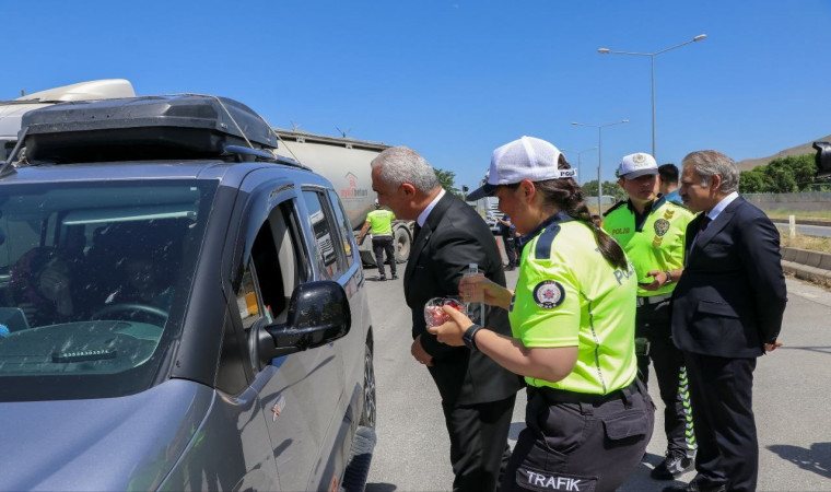 Muş Valisi Çakır, trafik uygulama noktalarında görev yapan ekipleri ziyaret etti