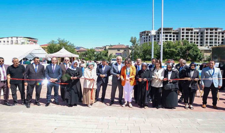 Muş’ta el emeği göz nuru ürünler sergilendi