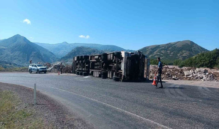 Tunceli’de, hayvan yüklü tır devrildi: 3 yaralı