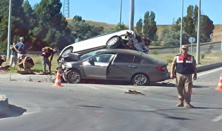 Van’da çarpışan araçlar üst üste çıktı: 1 yaralı