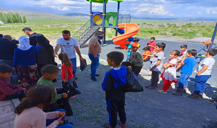 Van’da çocuklar bayram heyecanını erken yaşadı