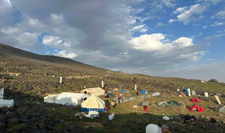 Ağrı Dağı’ tırmanışı sırasında hayatını kaybeden 10 dağcı anıldı