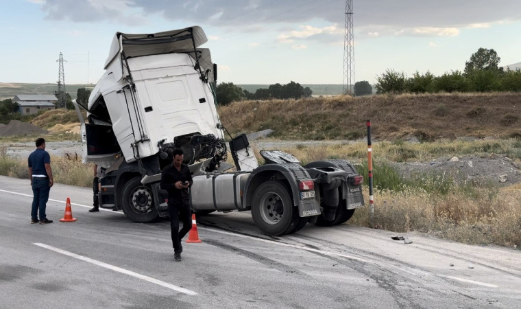 Ahlat’ta tırlar çarpıştı: 2 yaralı