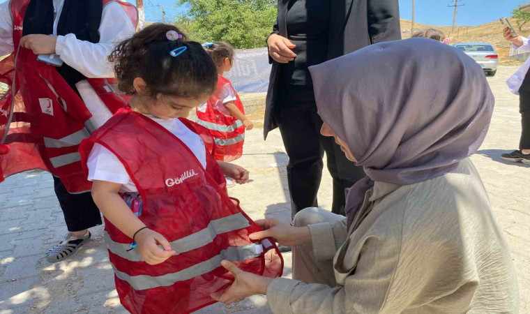 Elazığ’da anaokulu öğrencilerinden yürekleri ısıtan davranış