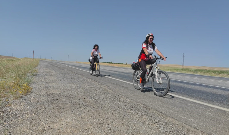 Kadın bisikletçiler, kuraklığa dikkat çekmek için Van Gölü’nün etrafında pedal çevirdi