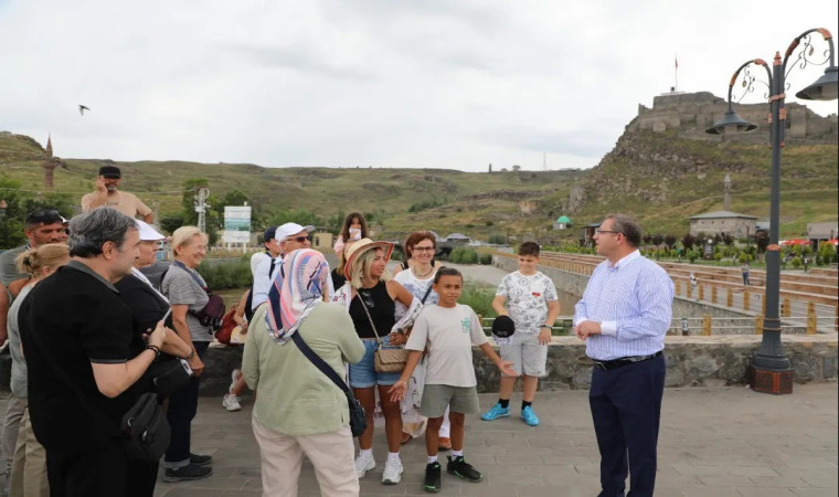 Kars Valisi turistlere rehberlik yaptı