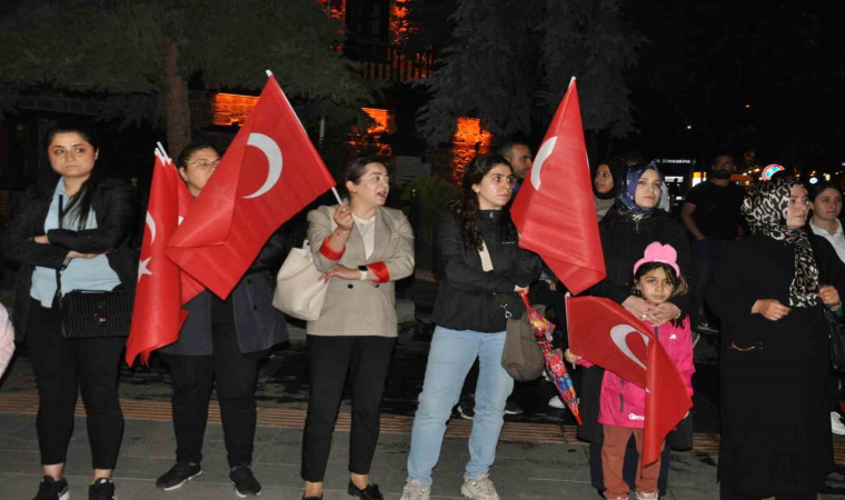 Karslılar 15 Temmuz’un 8. yıl dönümünde meydanları doldurdu