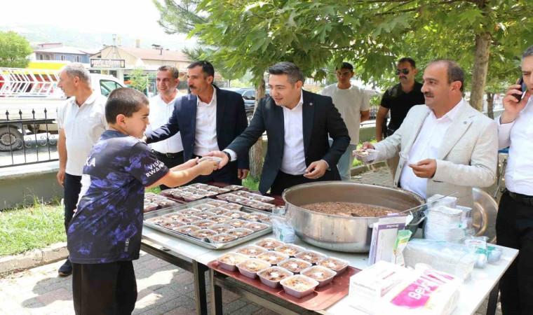 Kaymakam Özçelik, Muharrem ayı dolayısıyla vatandaşlara aşure dağıttı