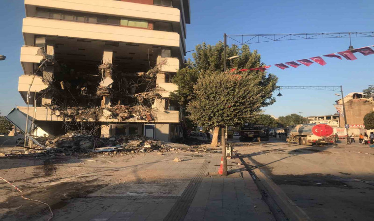 Malatya’da yıkımı yapılan bina saniyeler içinde yerle bir oldu