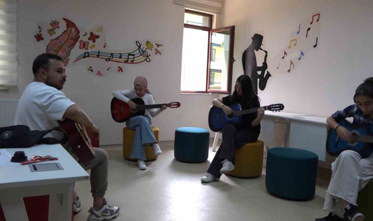 Tatvan Gençlik Merkezi’ndeki gitar kursu yoğun ilgi görüyor