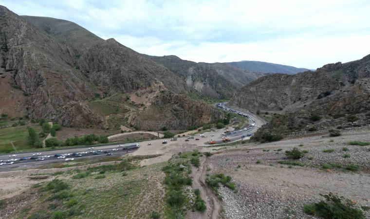 Tortum’da heyelan: Erzurum-Artvin karayolu trafiğe kapandı