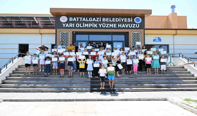 Battalgazi Belediyesi’nin ”Yüzme Bilmeyen Kalmasın” projesiyle 110 çocuk yüzmeyi öğrendi