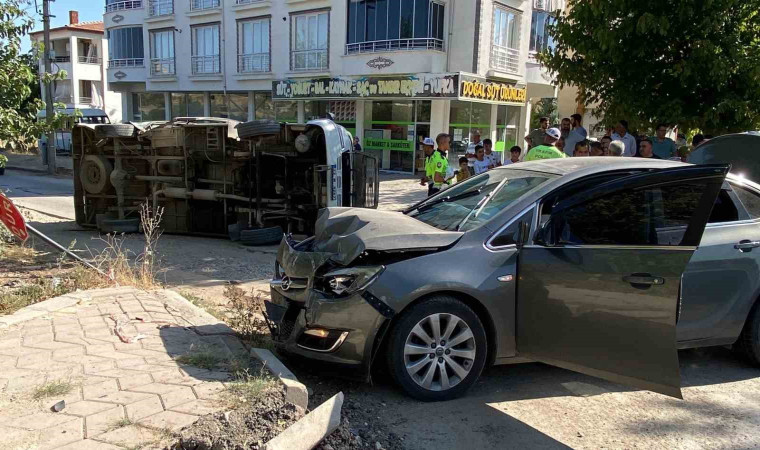 Elazığ’da otomobille çarpışan minibüs yan yattı: 2 yaralı