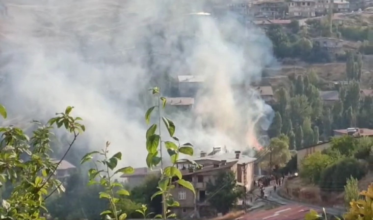 Hakkari’da mahallede çıkan yangın korkuttu