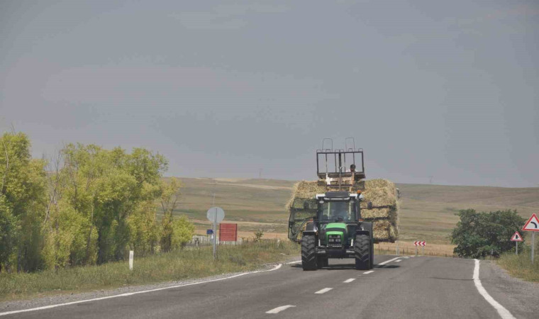 Kars’ta ot yüklü traktörler sürücülere zor anlar yaşatıyor