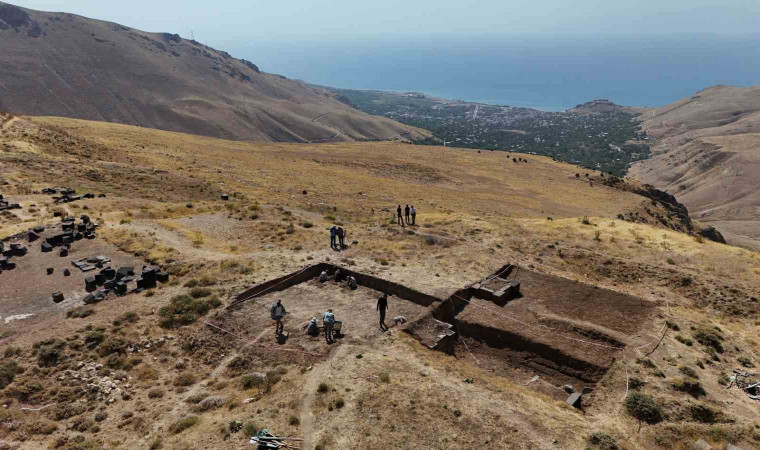 2 bin 300 rakımdaki Kef Kalesi kazısında Urartu’nun izleri araştırılıyor