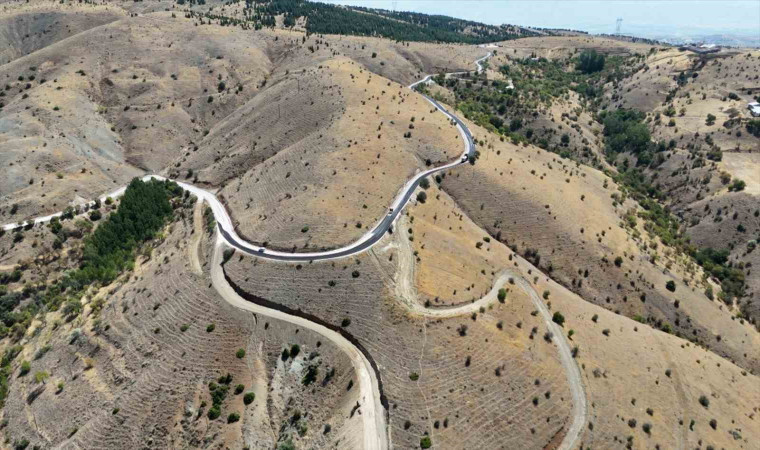 Elazığ Belediyesi, 8 mahallede sathi kaplama yol yapım çalışması gerçekleştiriyor